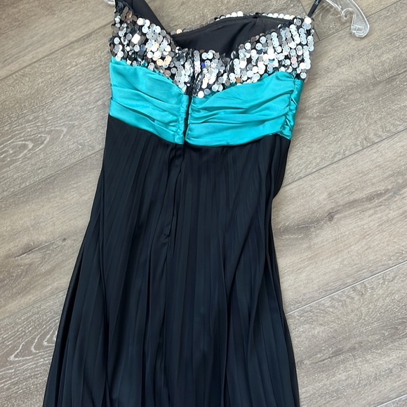 Fun sequined dress for prom or formal event - Picture 2 of 3